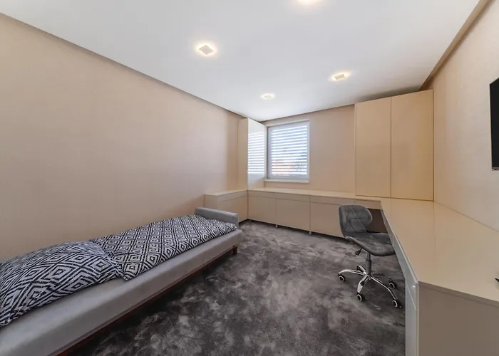 Lejlighed 2-bedroom With Balcony And Parking *