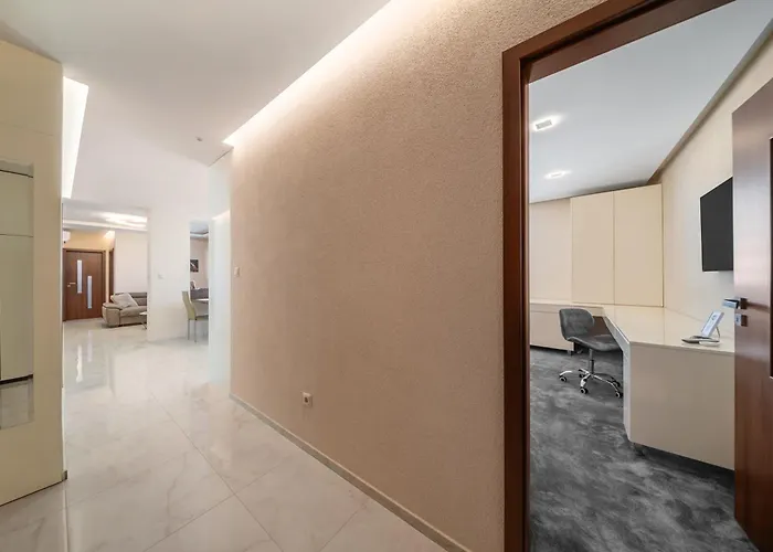 Lejlighed 2-bedroom With Balcony And Parking *